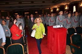 La ponente entrando en el Salón de Actos
