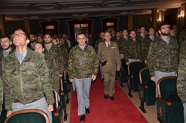 Entrada del ponente en el Salón de Actos