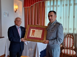 Entrega de un obsequio de la Fundación a la AGM