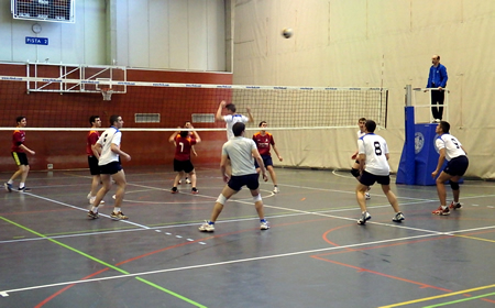 Partido de voelibol masculino en el Trofeo Rector