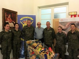 Hmno Mayor recoge parte de los alimentos (Foto:Ofcom BRI I)